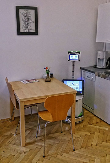 Tisch mit Roboter im Living Lab